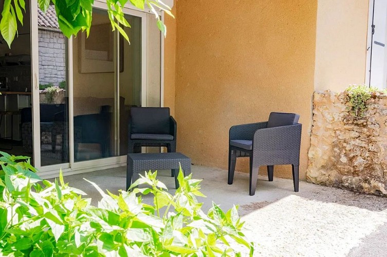 studio terrasse- gite-puydepont-neuvic-ETTE