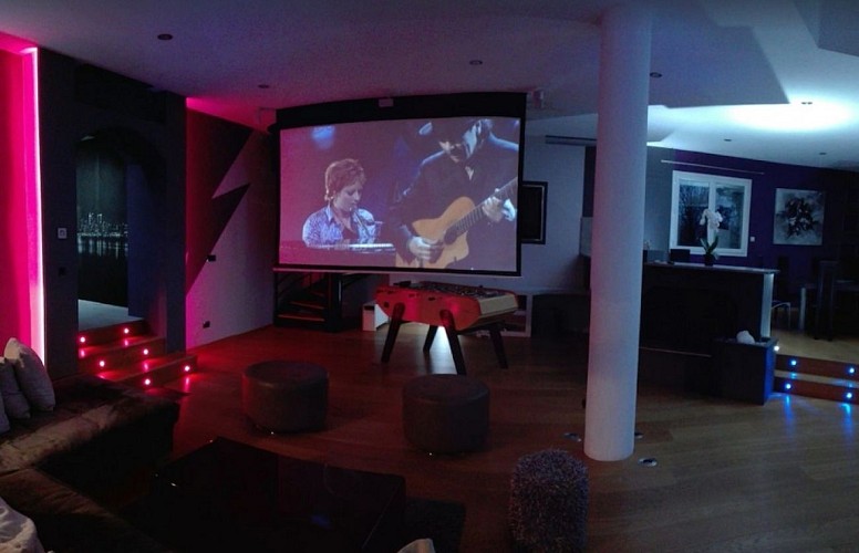 agnac-villa maoni-salon et ecran