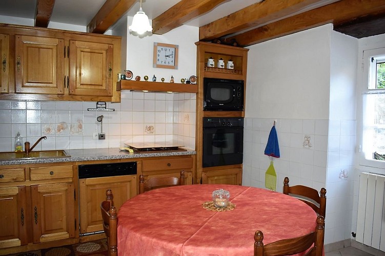 Location-Etchecopar---Cuisine-vue-fenetre---Banca