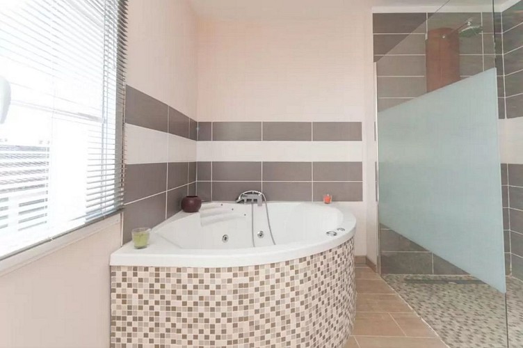 34-Salle-de-bain-rez-de-chaussee-avec-baignoire-d-angle-balneotherapie-et-douche-a-l-italienne-spacieuse