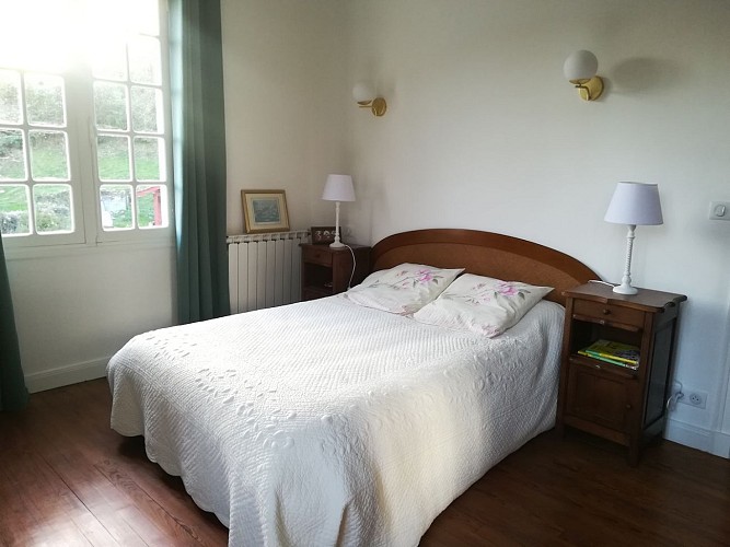 maison-francoise-plaa-chambre-lit-double-blanc-baigorri