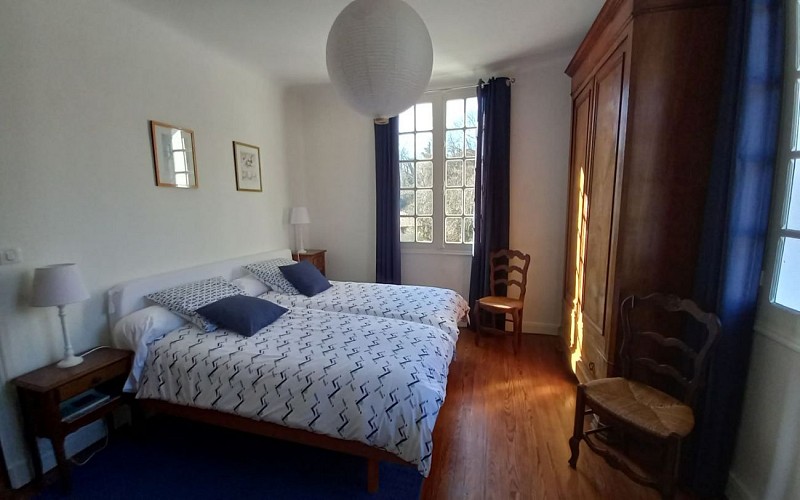 maison francoise plaa chambre lit double bleu baigorri