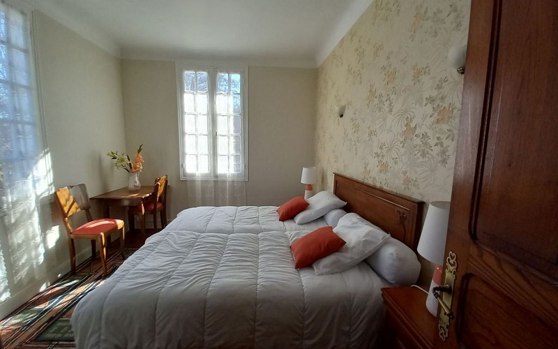 maison francoise plaa chambre lit double orange baigorri