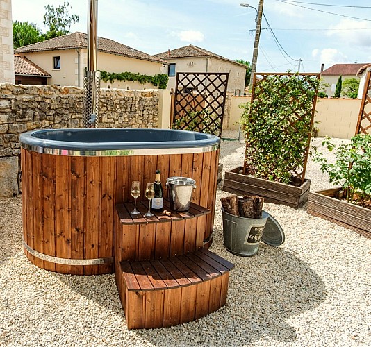 Le bain à remous chauffé au bois et la cour privée