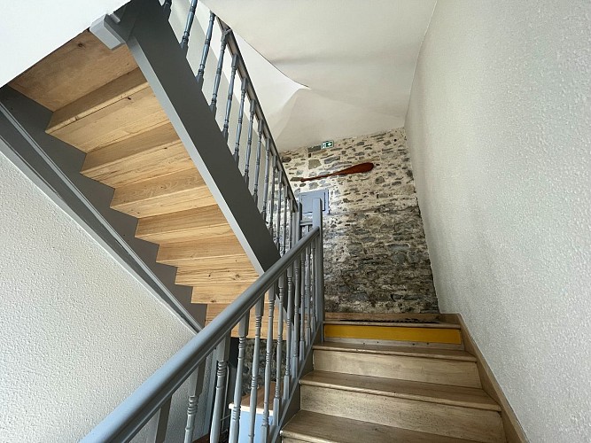 Gite du Centre Nautique de Soeix - Escalier menant aux dortoirs