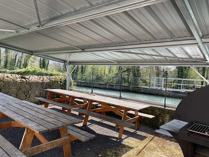 Gite du Centre Nautique de Soeix - Espace couvert