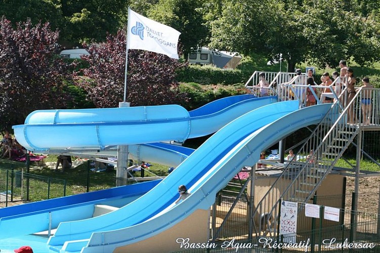 Piscine et bassin aquarécréatif d'été de Lubersac