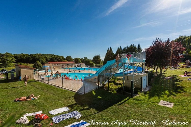 Piscine et bassin aquarécréatif d'été de Lubersac