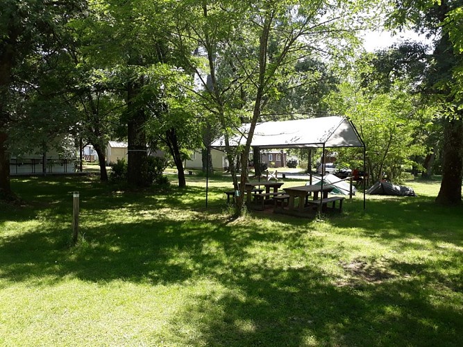 Camping Vert Bord'eau - SAINT SYMPHORIEN - SUD GIRONDE - table et abri 