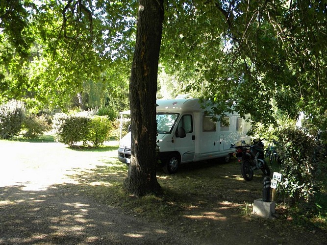 PAAQU047FS0001I_Fumel_Les Catalpas_camping-car