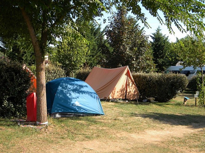 PAAQU047FS0001I_Fumel_Les Catalpas_tentes