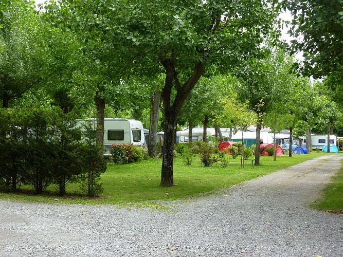 camping-emplacement-caravane-tente-campingcar