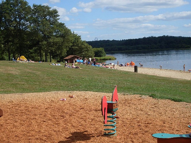 Lacs de Haute-Charente : plage de la Chassagne