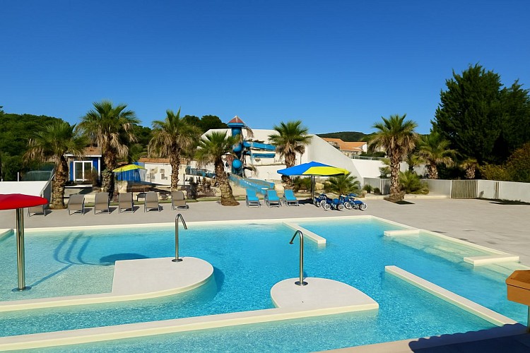 Spa lumineux et piscine cristalline