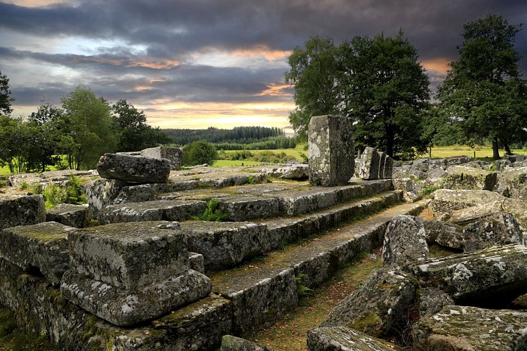 Les temples tombeaux du site des Cars._7