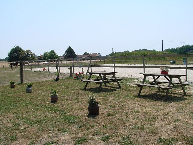 Centre équestre la houn - tables de pic-nic - 1