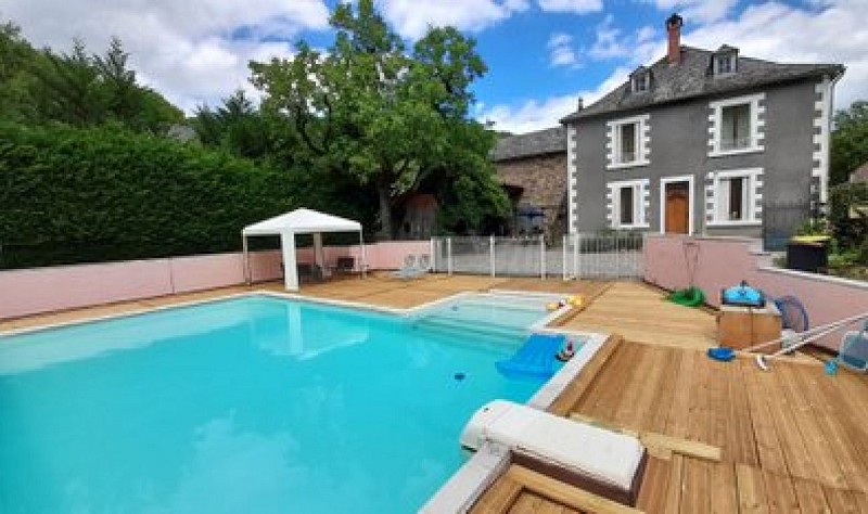 Maison extérieur avec piscine_1