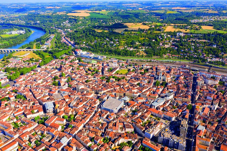 General aerial view of Agen city 