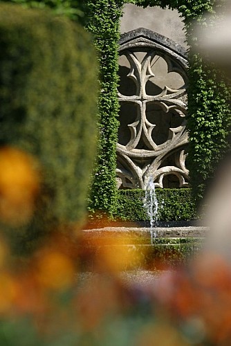 Eglise Notre-Dame en travaux et jardins du Cloître