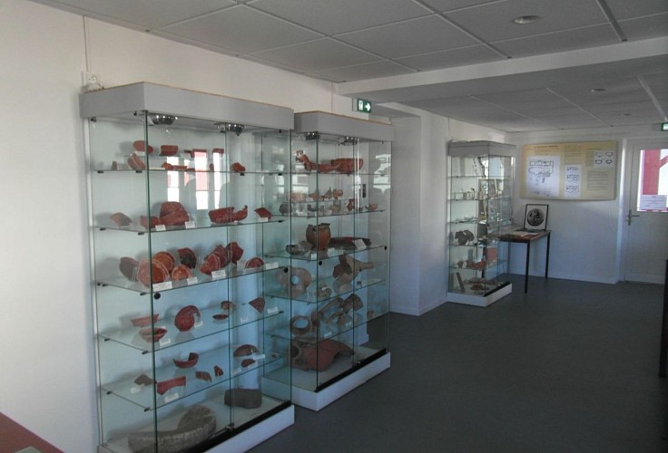 Musée du Camp Romain Usakoa - Vitrines - Saint Jean le Vieux