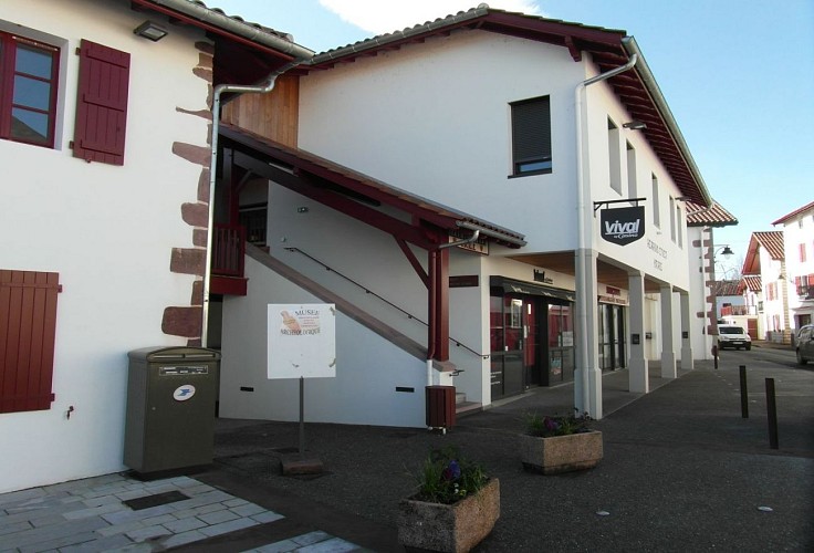 Musée du Camp Romain Usakoa - Entrée Mairie - Saint Jean le Vieux