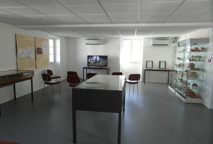 Musée du Camp Romain Usakoa - salle avec vidéo - Saint Jean le Vieux