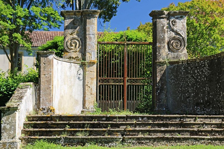 chateau de mascaraas portail credit photo guide bearn pyrenees