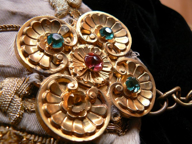 Quartier-Sainte-Marie-Broche-et-pierres-precieuses-OLORON-SAINTE-MARIE-OTHB-DI