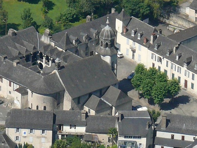 7- Vue aérienne de l'ensemble église, cloître