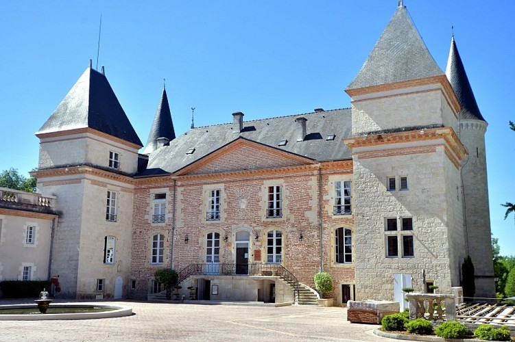 Château Saint-Marcel cour