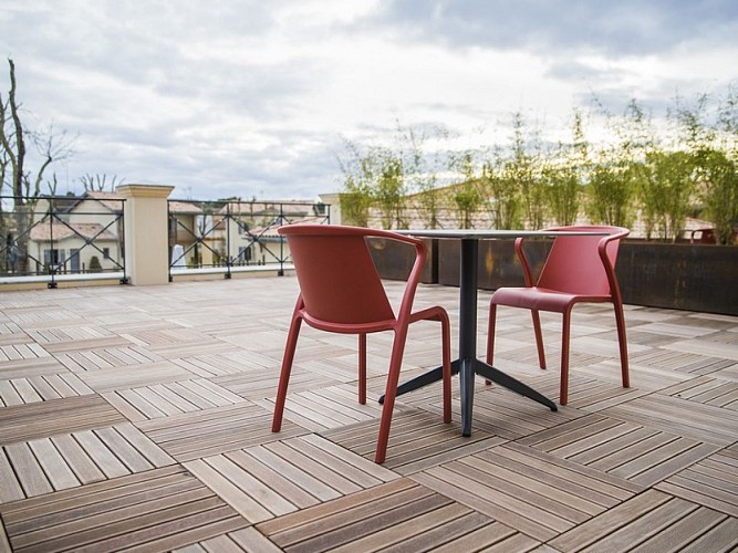 Clos-Castel-Hotel-Chambre-confort-terrasse-table