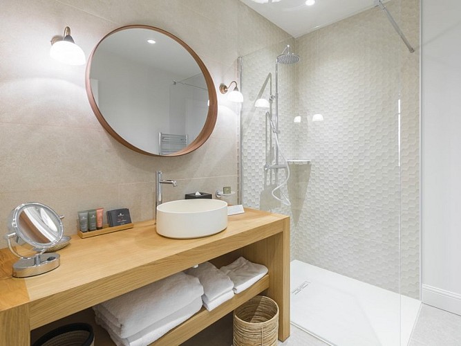 Clos-Castel-hotel-chambre-classique-douche