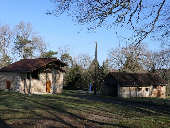 Aire d'accueil camping-car des Salles Lavauguyon