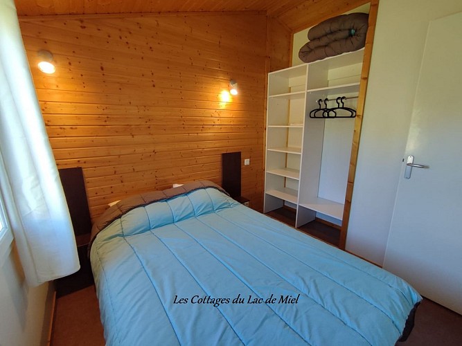 chambre adulte couette marron bleue cottages_2