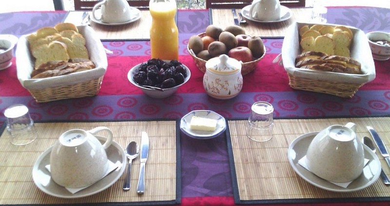 Tilleuls-de-la-Voie-Verte---Table-petit-dejeuner