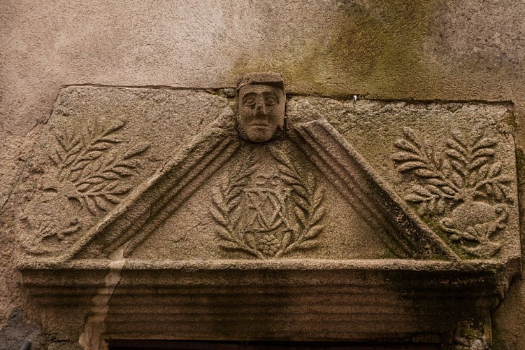 Fronton de porte Le Dorat_12