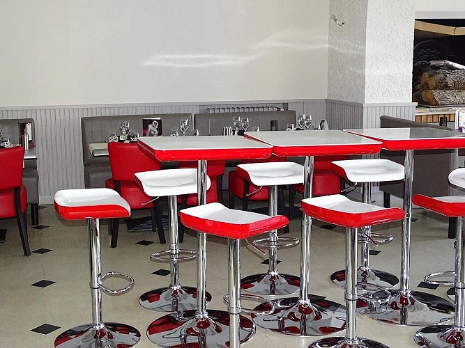 cerizay-restaurant-le-cheval-blanc-salle1