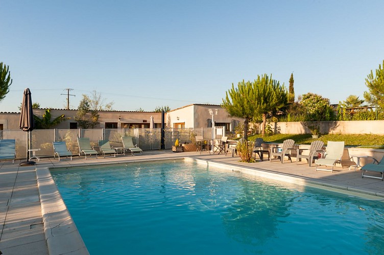 Piscine-Hotel-Le-Pigeonnier-du-Perron