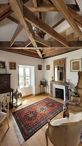 Un petit salon d'une suite _ A small living room of a suite