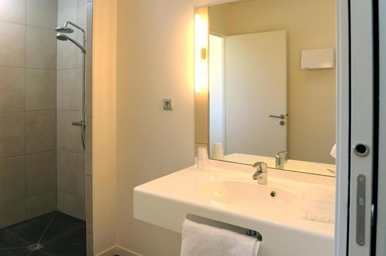 ©The Originals City, Hôtel de France salle de bain