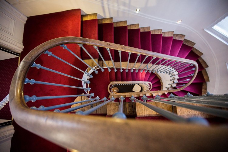 HÔTEL de PARIS Limoges
L'escalier monumental en chêne_8