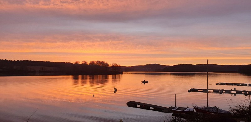 Levé du soleil sur le  lac de Vassiviere
