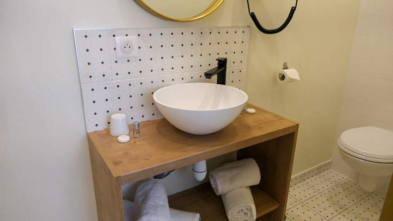 Salle d'eau, Hôtel de la Glane, Oradour-sur-Glane