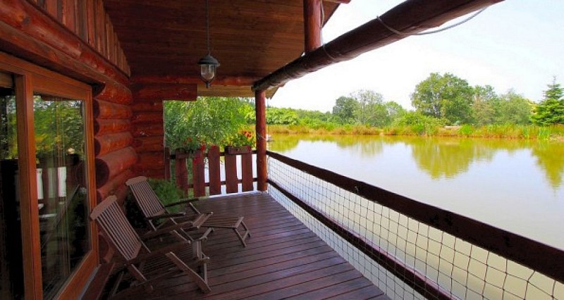 Gite insolite: Domaine de la Vergnolle Fustes en bois "le Trappeur'_1