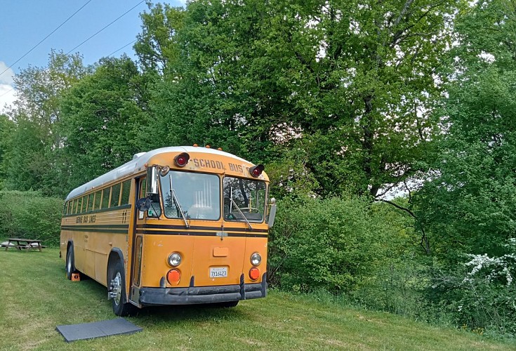 camping-la-perle-creuse-SchoolBus Crown-2personnes-extérieur face