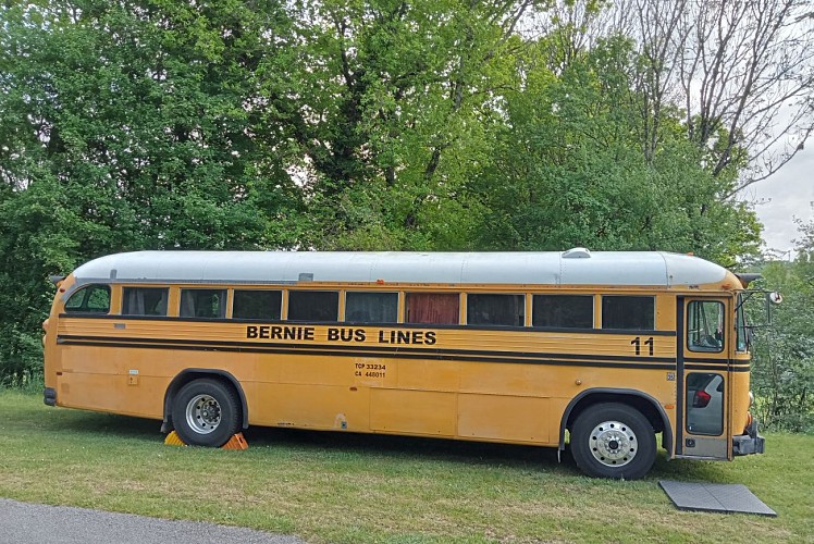 camping-la-perle-creuse-SchoolBus Crown-2personnes-extérieur
