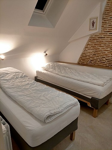chambre étage avec 2 lits