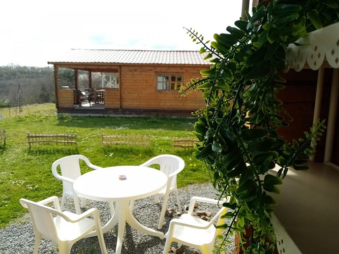 camping-la-perle-creuse-chalet Mexico-4personnes-salon de jardin