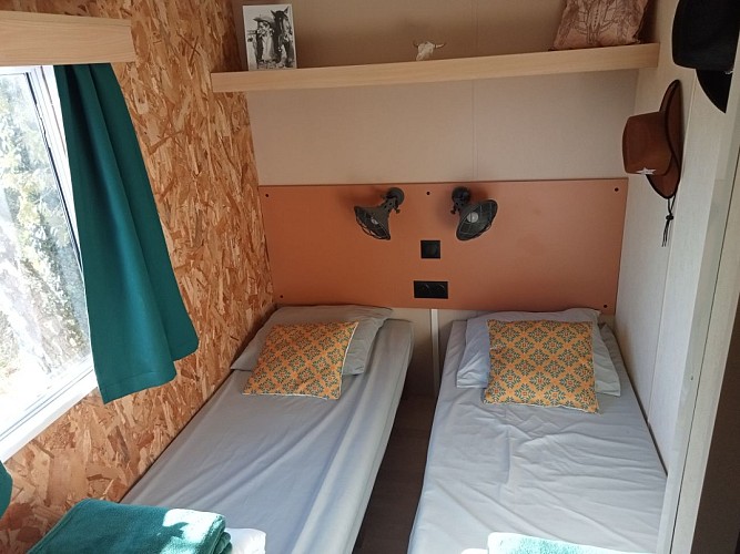 camping-la-perle-creuse-MH-4personnes-Texas-chambre lits simples