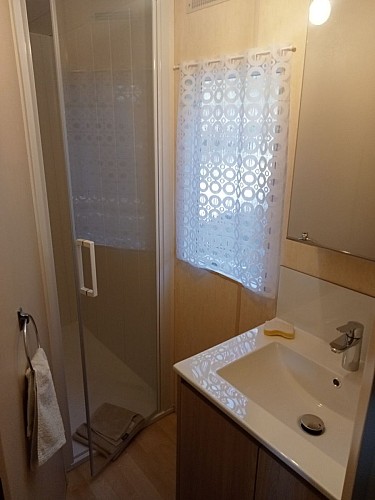 camping-la-perle-creuse-MH-4personnes-Texas-salle d'eau